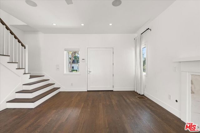 4525 Melbourne Avenue, Los Angeles CA: https://media.crmls.org/mediaz/67bb2099-fded-48ce-9e86-b70060493de7.jpg