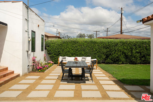 3928 S Bronson Avenue, Los Angeles CA: https://media.crmls.org/mediaz/67be2ce2-d7ad-49a6-90a1-bff8a059a658.jpg