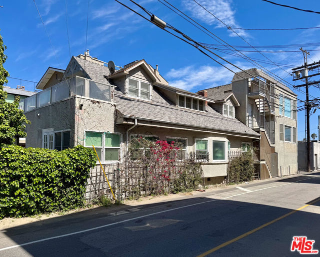 10 30th Avenue, Venice CA: https://media.crmls.org/mediaz/67bfd3fb-d031-477e-bc10-04f0944f486d.jpg