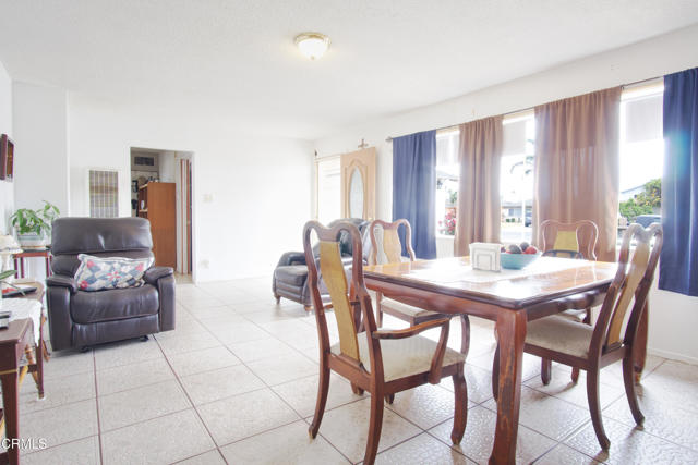 4127 S C Street, Oxnard CA: https://media.crmls.org/mediaz/67c168eb-428e-4a0a-acbb-02f19b634b9c.jpg