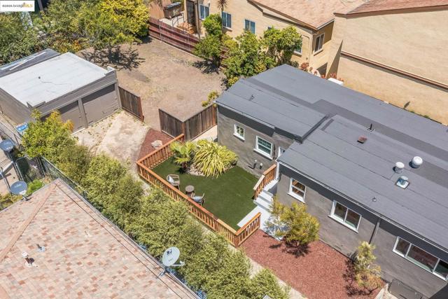 1515 Derby St, Berkeley CA: https://media.crmls.org/mediaz/67c1cfe0-b4c9-44fb-8b74-9d8599f4019e.jpg