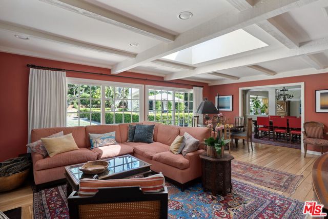 4658 Del Moreno Drive, Woodland Hills CA: https://media.crmls.org/mediaz/67c299d3-f3ca-43e2-a59d-dae7fd0aaec0.jpg