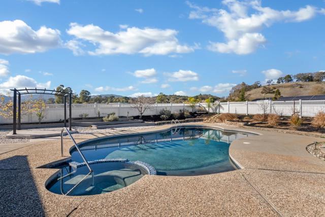 8202 Honeybee Court, Gilroy CA: https://media.crmls.org/mediaz/67c2ecf2-e357-4346-be70-aa7f37cf5e48.jpg