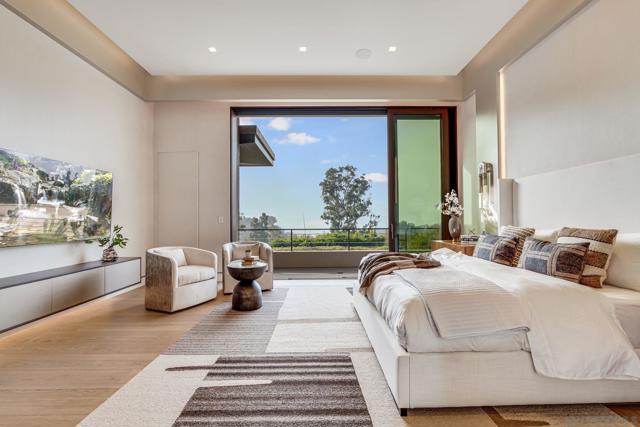 8070 La Jolla Scenic Dr N, La Jolla CA: https://media.crmls.org/mediaz/67c766d1-6142-4459-abf1-4b6564fc02b2.jpg