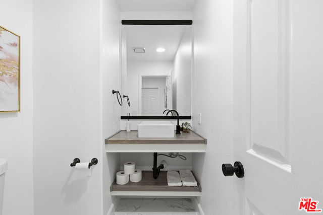 4370 Park Monte Nord, Calabasas CA: https://media.crmls.org/mediaz/67c768e8-adf7-4911-ab05-c2d853c64cd0.jpg