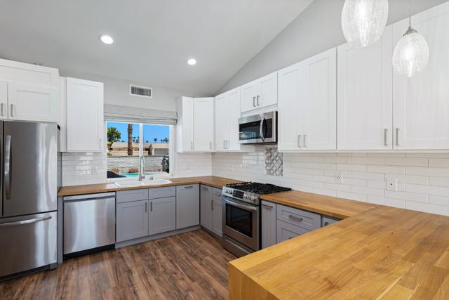 76761 Kentucky Avenue, Palm Desert CA: https://media.crmls.org/mediaz/67c7ea5d-e29e-48a7-a924-cfadb123c09c.jpg