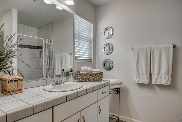 52775 Avenida Bermudas, La Quinta CA: https://media.crmls.org/mediaz/67c938d3-e0eb-4762-8761-f4351e670617.jpg