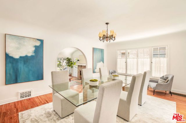 842 S Sycamore Avenue, Los Angeles CA: https://media.crmls.org/mediaz/67ca95b1-d3d0-4ccb-be36-d0723747904f.jpg