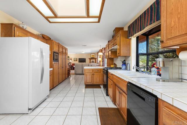 Detail Gallery Image 15 of 54 For 2394 Vista Grande, Vista,  CA 92084 - 3 Beds | 2/1 Baths