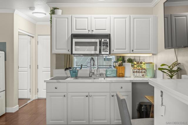 1021 Scott St, San Diego CA: https://media.crmls.org/mediaz/67cb07e2-4c50-4c45-9fd0-34690a6aa214.jpg