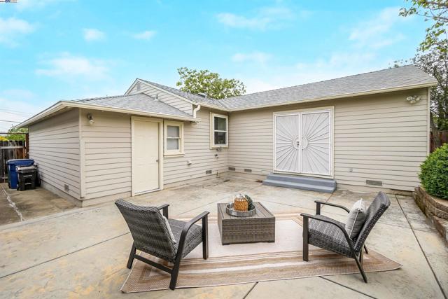 19157 San Miguel Ave, Castro Valley CA: https://media.crmls.org/mediaz/67cba5b5-feea-46e8-b619-f390bfe15379.jpg