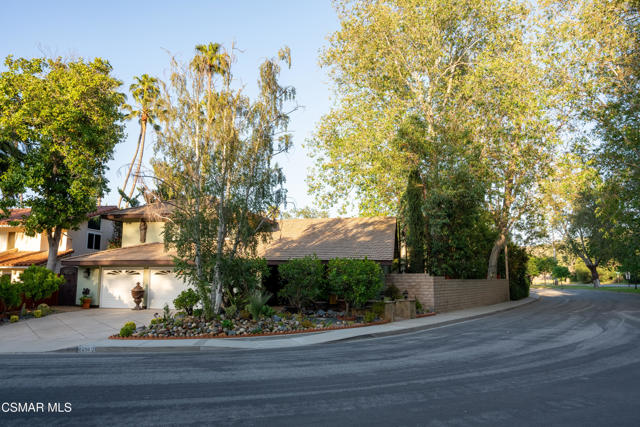 1694 Margate Place, Westlake Village CA: https://media.crmls.org/mediaz/67cc37f1-2f39-412d-8b41-9fe9c1e3cc70.jpg