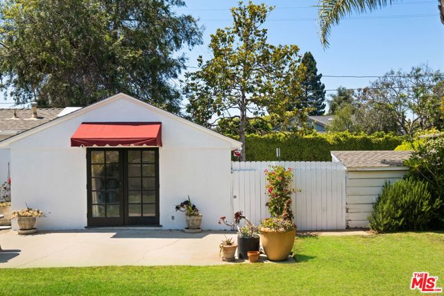 315 26th Street, Santa Monica CA: https://media.crmls.org/mediaz/67cce331-9e39-4a64-af4d-2fab46fabbea.jpg