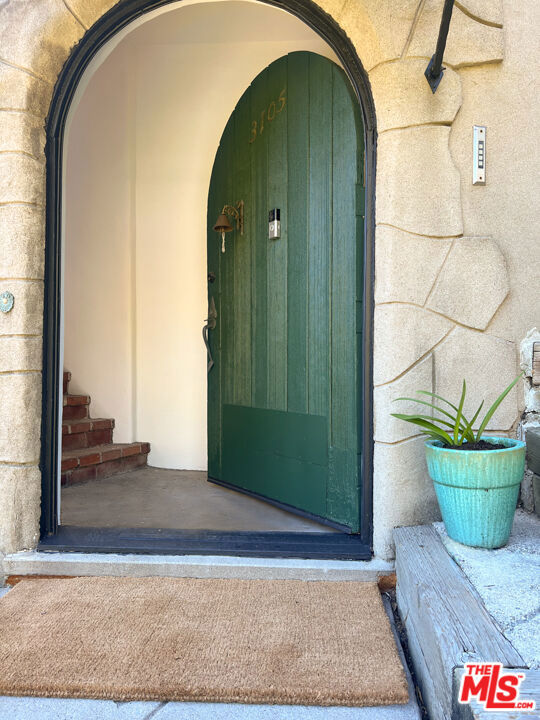 3105 Ledgewood Drive, Los Angeles CA: https://media.crmls.org/mediaz/67cd4e9f-2ee8-45c6-92b2-aa988ed33104.jpg