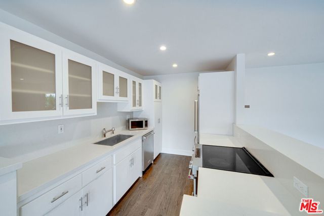 2101 California Avenue, Santa Monica CA: https://media.crmls.org/mediaz/67ce28c9-8921-4303-9bae-6ac2417b2080.jpg