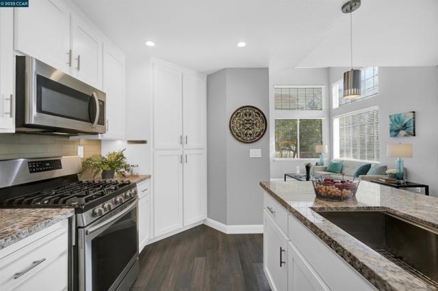 314 Skyline Dr, San Ramon CA: https://media.crmls.org/mediaz/67cf9c49-0a64-420d-b9aa-409e8c12a88c.jpg