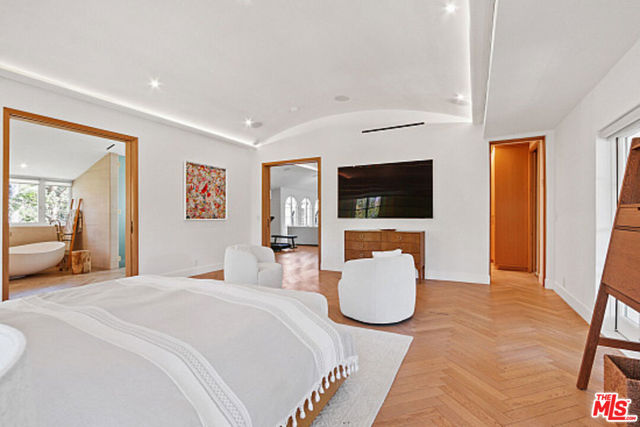 9451 Sunset Boulevard, Beverly Hills CA: https://media.crmls.org/mediaz/67d04ed9-cf19-4184-80da-58a4b5be6713.jpg