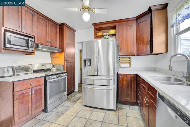 2014 109Th Ave, Oakland CA: https://media.crmls.org/mediaz/67d07981-7b93-484e-ba3d-bc7219c13aad.jpg