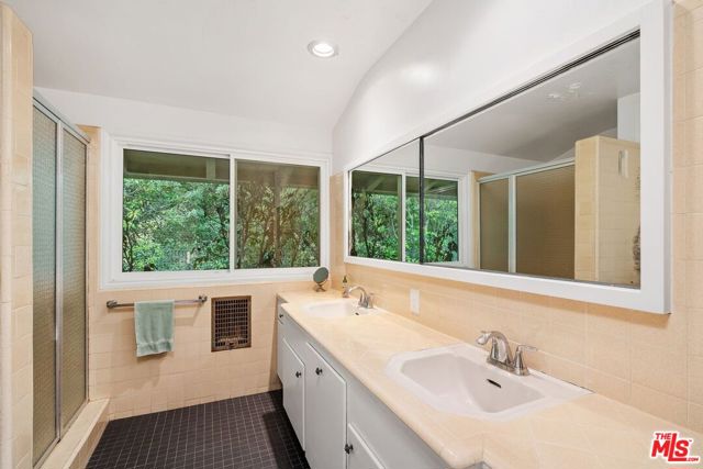 1809 Melhill Way, Los Angeles CA: https://media.crmls.org/mediaz/67d0e119-26b4-478c-81b8-7ae5e887c10c.jpg