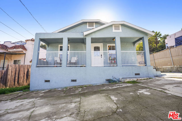 3852 Woolwine Drive, Los Angeles CA: https://media.crmls.org/mediaz/67d157e4-5789-488e-9407-1063c658eb90.jpg