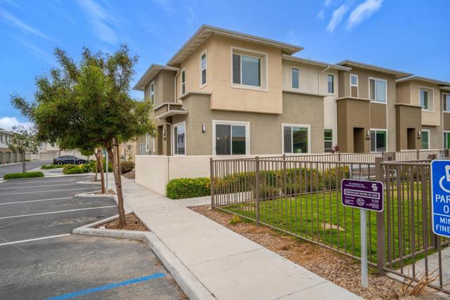 2078 Bluestone Cir, Chula Vista CA: https://media.crmls.org/mediaz/67d28f2d-39ea-4020-87df-2a1d4b4dbcda.jpg
