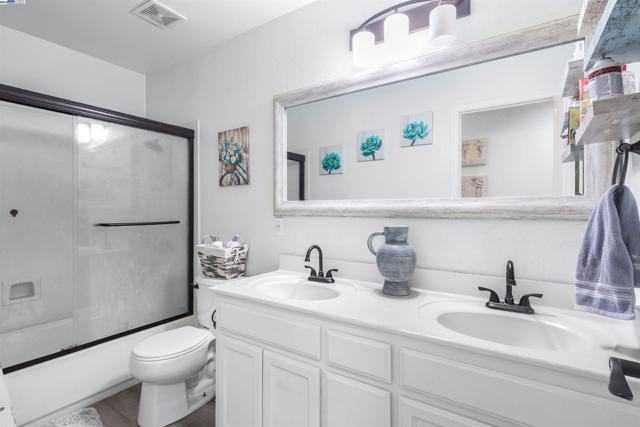 715 Bobcat Ln, Manteca CA: https://media.crmls.org/mediaz/67d291ce-b0c4-4ed7-9886-7d6348cb4f73.jpg