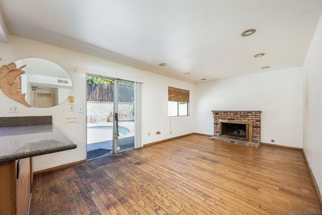 10129 E Glendon Cir, Santee CA: https://media.crmls.org/mediaz/67d31c1d-ddeb-4aea-bdf9-62e662996274.jpg