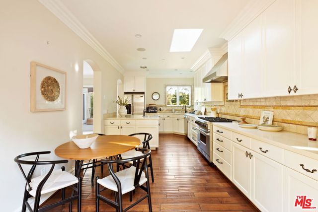 2505 Bowmont Drive, Beverly Hills CA: https://media.crmls.org/mediaz/67d4045a-5ca7-4523-b656-6ff333c93bf7.jpg