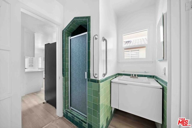 865 S Lucerne Boulevard, Los Angeles CA: https://media.crmls.org/mediaz/67d5ff4b-c384-4f5f-9458-545dbb991680.jpg