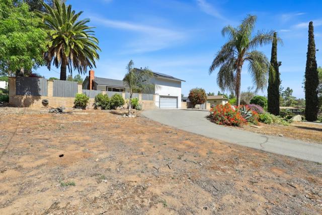 11353 Rocoso Rd, Lakeside CA: https://media.crmls.org/mediaz/67d6c398-0be7-405c-b4f9-2b36990ce4e4.jpg