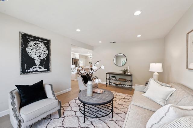 4531 Harper Ct, Pleasanton CA: https://media.crmls.org/mediaz/67d6d6ff-8716-4c7d-b48d-18b240167892.jpg