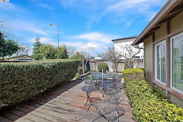 576 Emerald St, Livermore CA: https://media.crmls.org/mediaz/67d73851-92c9-457d-b8bc-801467fe2de8.jpg