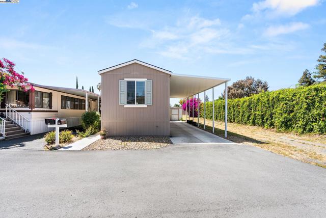 65 Pali, Pittsburg CA: https://media.crmls.org/mediaz/67d7e918-af0f-41e3-b3bd-3568b57041f0.jpg