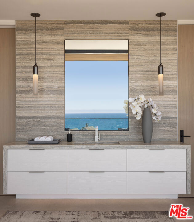 23917 Malibu Road, Malibu CA: https://media.crmls.org/mediaz/67d81117-f8d6-4f03-b9bc-07a0b5c3b781.jpg