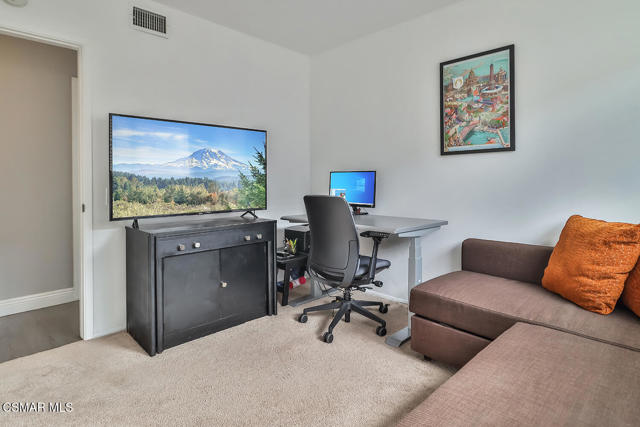 168 E Gainsborough Road, Thousand Oaks CA: https://media.crmls.org/mediaz/67d81539-e4e5-46a5-b49c-8e68bb26d270.jpg
