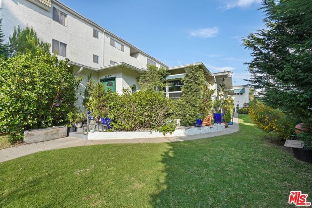 1027 12th Street, Santa Monica CA: https://media.crmls.org/mediaz/67d82835-00c2-4ce8-a535-b0b01684a814.jpg