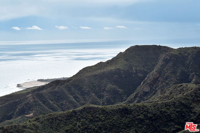 2401 Rambla Pacifico Street, Malibu CA: https://media.crmls.org/mediaz/67d88ac8-d6e2-4a22-9d0e-434f147aef10.jpg