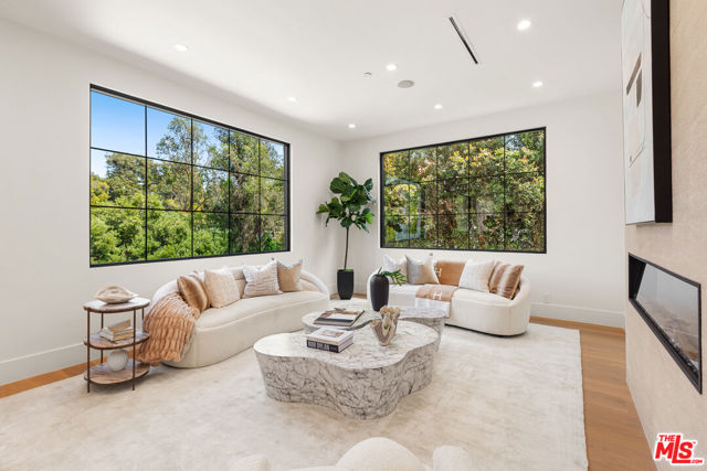 2565 Patricia Avenue, Los Angeles CA: https://media.crmls.org/mediaz/67d8d8cc-601e-4176-ad96-27a5bfa6ea3f.jpg