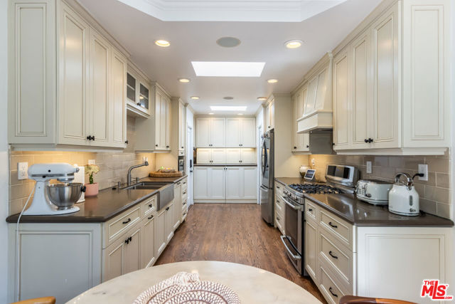 724 N Spaulding Avenue, Los Angeles CA: https://media.crmls.org/mediaz/67d94b92-c4ba-49a7-a9c9-c27d315bf112.jpg