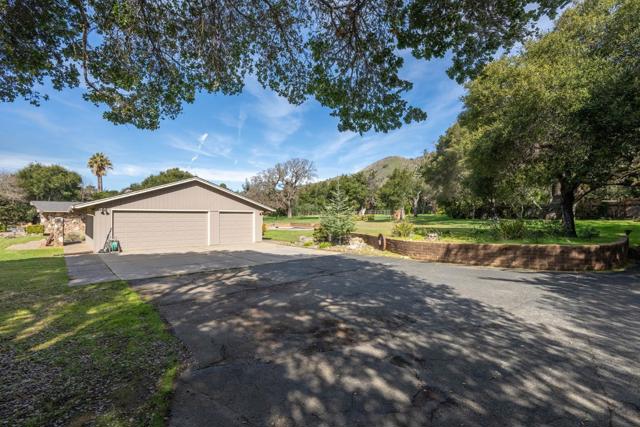 10 Ring Lane, Carmel Valley CA: https://media.crmls.org/mediaz/67da8969-467e-40b6-9166-1069dd3aae9e.jpg