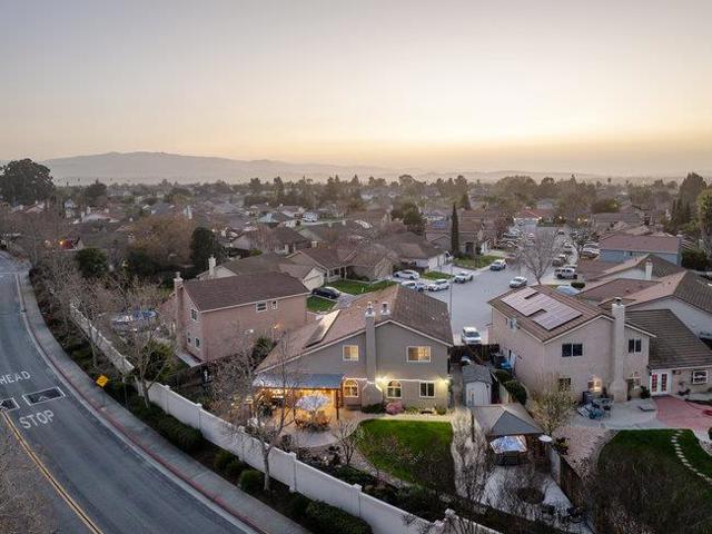 1980 Ponderosa Court, Hollister CA: https://media.crmls.org/mediaz/67db0246-793f-44e4-aeee-f0f8ca4b0af0.jpg
