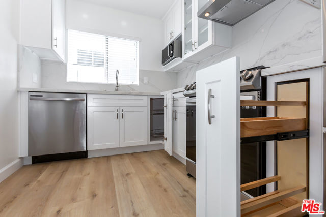 1268 N SWEETZER Avenue, West Hollywood CA: https://media.crmls.org/mediaz/67db41ce-1168-4ce0-b327-6aa033004a90.jpg