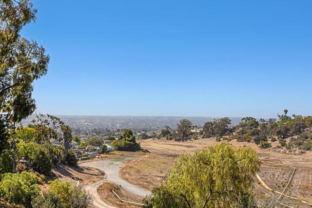 560 Deep Dell Rd, San Diego CA: https://media.crmls.org/mediaz/67dbc6b0-bb98-4591-a0df-3e858dfcd3a0.jpg