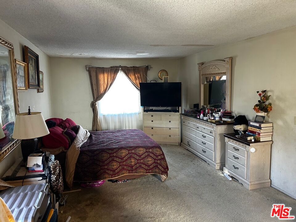 https://media.crmls.org/mediaz/67dbdecf-69c8-409c-a754-5854a29d4341.jpg?preset=X-Large