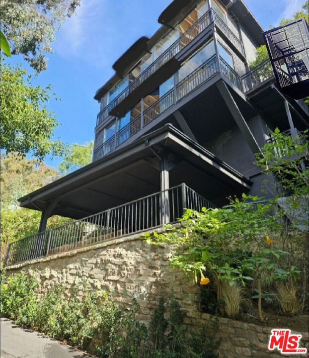 1782 Viewmont Drive, Los Angeles CA: https://media.crmls.org/mediaz/67dc4bf5-c20d-4111-8d4a-8c6889bd6dd2.jpg