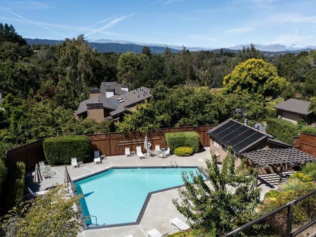 2 Hallmark Circle, Menlo Park CA: https://media.crmls.org/mediaz/67dc913d-fd0c-41dc-8f2d-cf454b4c1fb1.jpg