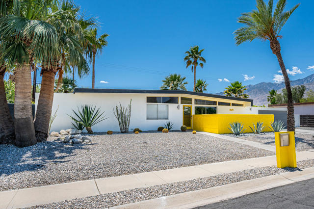3623 E Avenida Fey Norte, Palm Springs CA: https://media.crmls.org/mediaz/67dd6049-6321-4218-bfa0-e9e31d066e41.jpg