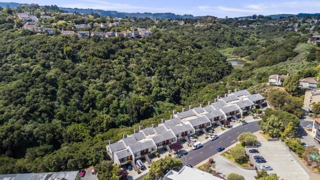 1040 Continentals Way, Belmont CA: https://media.crmls.org/mediaz/67de3e21-272e-469f-a779-b2ce96913ca9.jpg