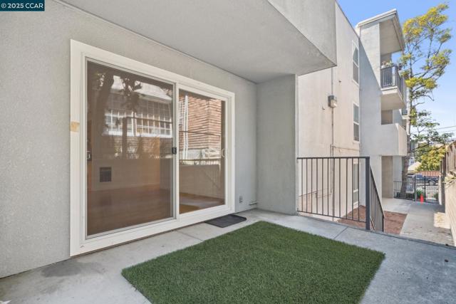 150 Pearl St, Oakland CA: https://media.crmls.org/mediaz/67dff011-8b31-472c-9da1-76cd2b3634d6.jpg