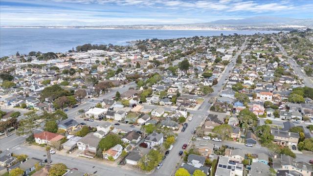728 Spruce Avenue, Pacific Grove CA: https://media.crmls.org/mediaz/67e1a6c6-cd96-4c06-bfe3-5a7c2309dabe.jpg